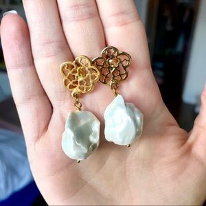 Pendant earrings with rock